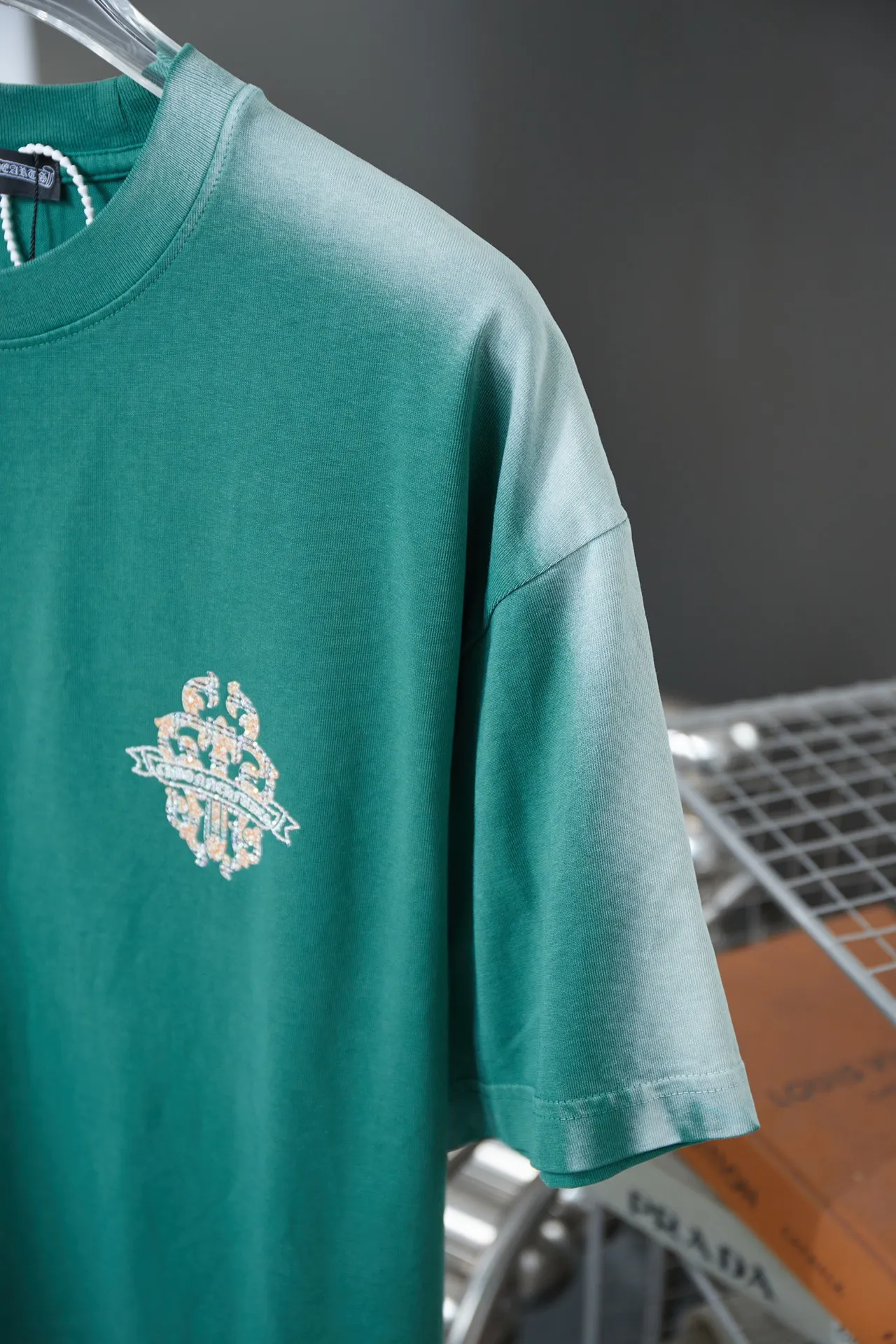 🅿️210 Ch*ome Hearte 25SS early spring new style, short-sleeved with Kro heart logo and rhinestones, light luxury, essential item for daily commuting for men and women, correct version, welcome to compare, detailed features · 320g 100% pure cotton double yarn jersey fabric · Custom dyed in the same vat, special thickened 32 pieces double-strand 1X1 thread · Digital direct printing ➕Australian imported pearlescent diamonds ➕Thick three-dimensional letter logo · Ready-made garments are dyed, then faded and fried with snowflakes, then washed to make them look old. · Common washing improves the effect. · Double-needle stitching and seam-crossing process. · Original main mark, washed tag, branded moisture-proof paper packaging. Color: black/blue/green. Size: S/M/L/XL.
